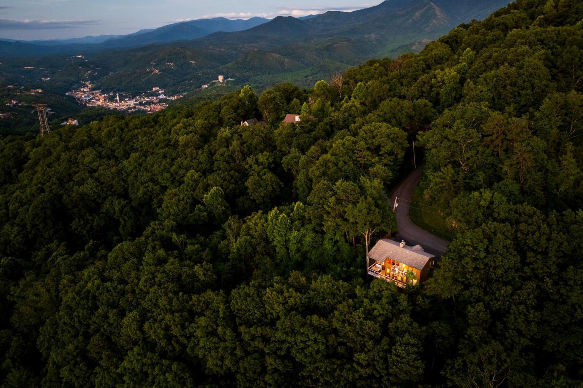 فيلا Elevista - Quaint&Private-Views-Hottub-Pooltable-Bears-3 Clubhouse Pools جاتلينبرج المظهر الخارجي الصورة