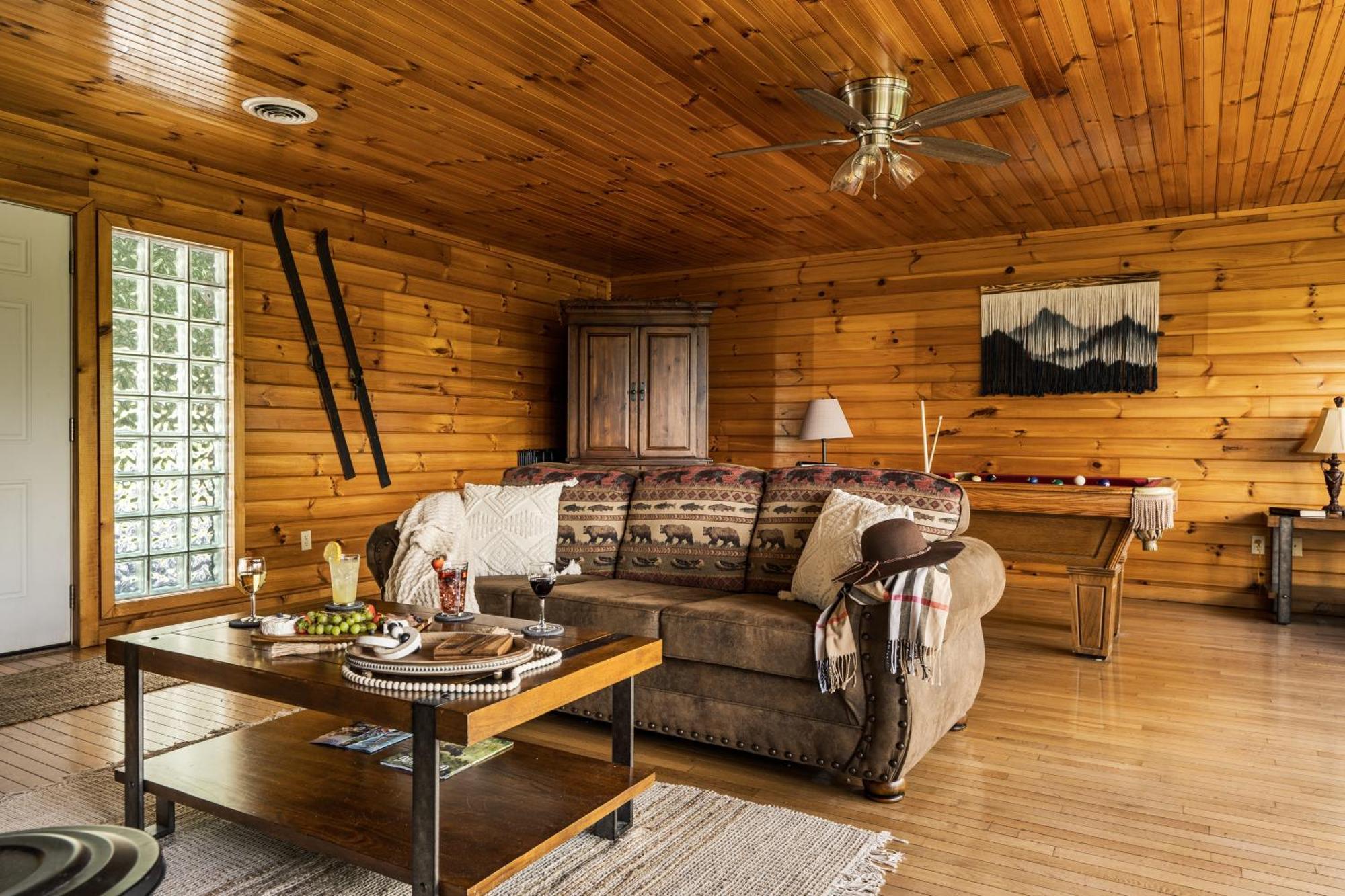 فيلا Elevista - Quaint&Private-Views-Hottub-Pooltable-Bears-3 Clubhouse Pools جاتلينبرج المظهر الخارجي الصورة